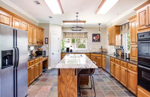 Bayou Breeze Retreat with Pool & River Access - Foto 35