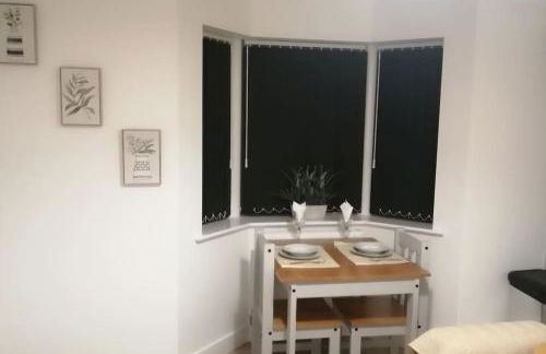 1 Bed Apartment Sleeps 2 - Parking & Wifi - Photo 15