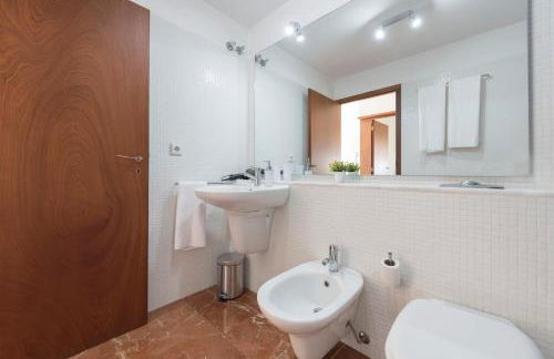 LovelyStay - Casas Brancas - Modern Apartment with Balcony & free private parking - Foto 18
