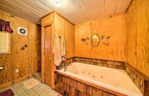 The Burgundy Cabin Iowa Retreat Pond and Fire Pit - Foto 14