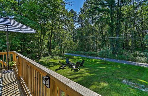 Deck and Gas Grill Modern East Stroudsburg Home! - Foto 22