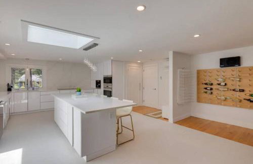 Cape Cod Home w/Ocean View, Roof Top, Pool & Hot Tub - Photo 6