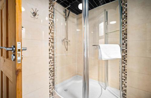 Modern 6-Bedroom Home - Sleeps 12 - Parking - Garden 568P - Foto 79