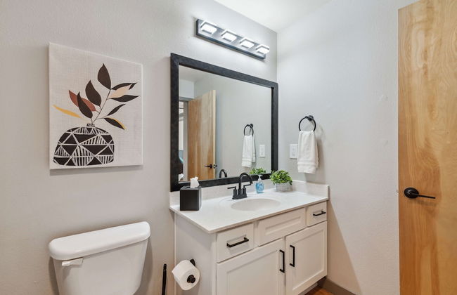 Spacious 2BR Downtown Retreat - Photo 47