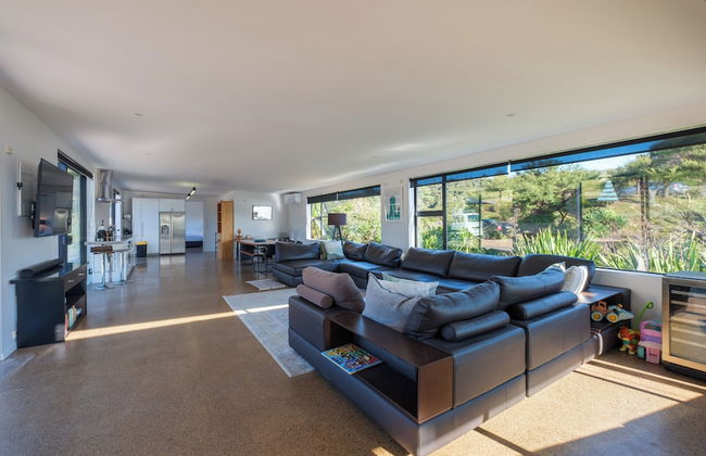 Wharetana Bay Villa with beach walkway - Foto 8