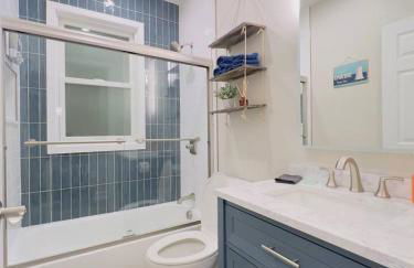 3BR Beach House | Fire Pit & Bar | Steps to Beach - Foto 29