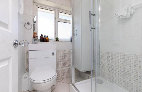 Findon House Spacious 3 bedroom, contractor, relocations friendly,10mins from GATWICK Airport, free parking, WIFI, garden, CRAWLEY - Photo 32