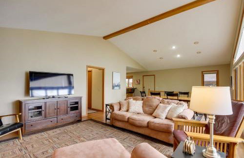 Sandy Beach Family Getaway with Fire Pit and Deck! - Foto 6