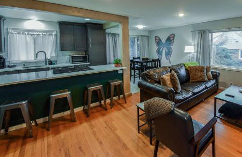 Enchanting Upper Unit with City Charm - Foto 45