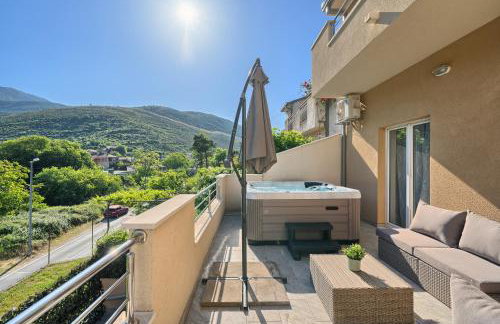 Romantic retreat private jacuzzi and mountain views Split area - Photo 28