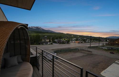 4-Season Modern Mountain Penthouse with Private Hot Tub & Scenic Views - Foto 52