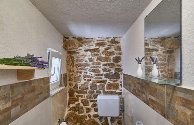 Elegant Stone House With Jacuzzi, Terrace, and Private Yard in Solta - Foto 9