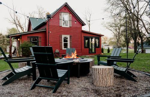 Charming Cabin with Hot Tub & Fire Pit - Foto 3
