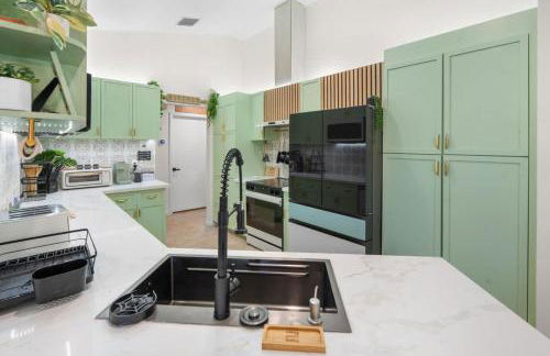 Plantation Pool Home with Hot Tub Sleeps 10 - Foto 21