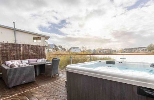 Lakeside Cotswolds Retreat with Private Hot Tub set on Lower Mill Estate - Photo 10