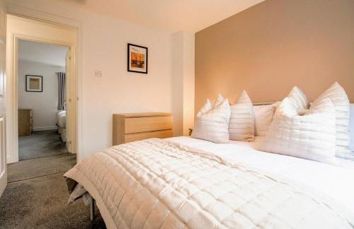 Grange House - Sleeps 6 - Driveway parking, Self-Check-In, Fast Wifi and Sky TV by Yoko Property - Photo 8