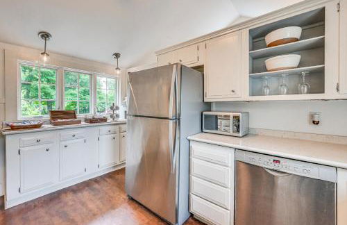 Historic Farmhouse Near Mountains and Colleges! - Foto 12