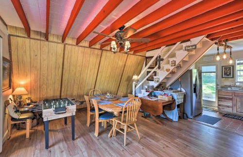 Steps to Lake! Charming Cabin Pool Access and Decks - Foto 9