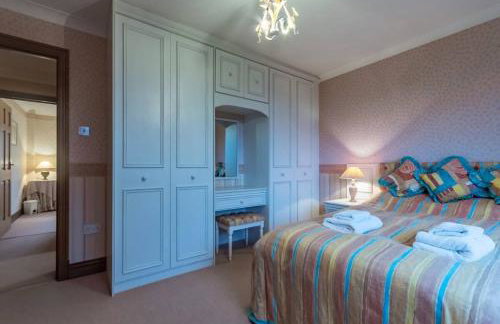 Tudor Style Seafront Home Sea Views Shoebury - Pass the Keys - Foto 32