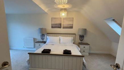Comfortable 4BR stay in Bourne, Free Parking, Sleeps 7, Families & Contractors Welcome - Foto 2