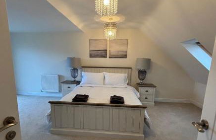 Comfortable 4BR stay in Bourne, Free Parking, Sleeps 7, Families & Contractors Welcome - Foto 2