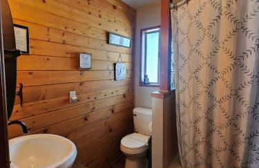 Bear Escapes II Affordable Luxury Cabin - Foto 22