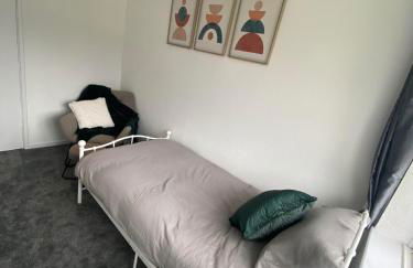 Spacious & modern 3 bed house - Foto 8