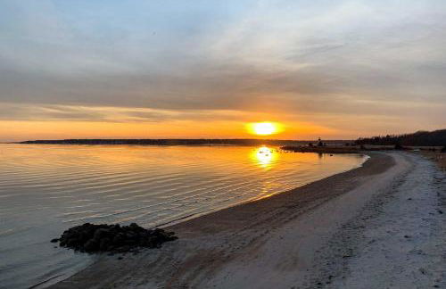 Sunny Beach House Getaway - Steps From Water! - Foto 37