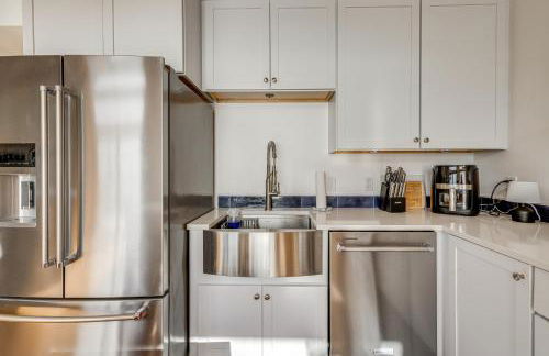 Oceanside Escape with Stunning Views Walk to Beach! - Foto 9