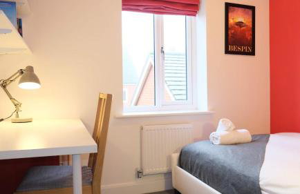 Spacious 4 Bedroom Home with Garden in Bedford - Foto 56