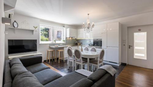 Central Park Apartment with Terrace - Photo 2, stove, pet friendly