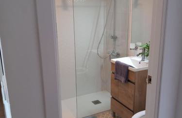 2 bedroom, Sea Front Complex w Pool and private garden - Foto 12