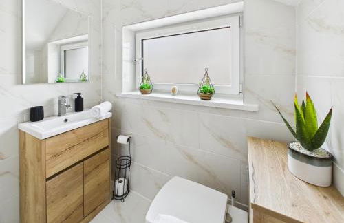 5-Bed Retreat with Hot Tub, Garden & Relaxing Views - Foto 26