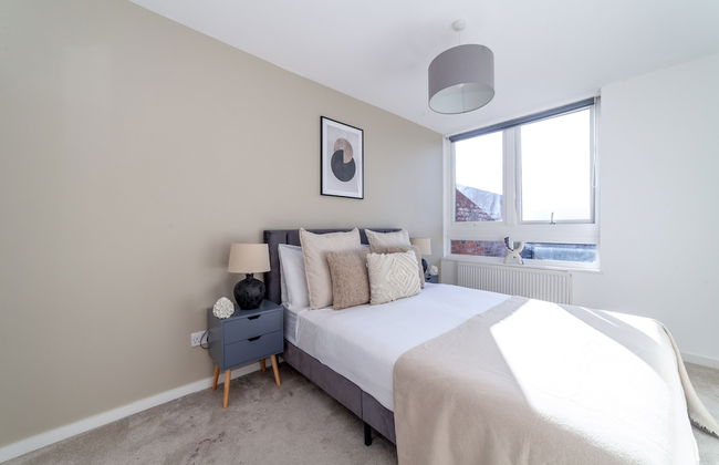 High-End 2 Bed Flat near Westfield London - Photo 4