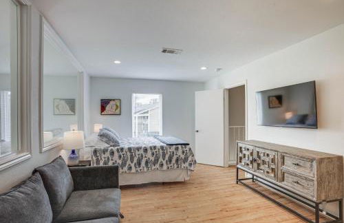 Gorgeous Lakefront Townhome with Pool Access and Views - Photo 14