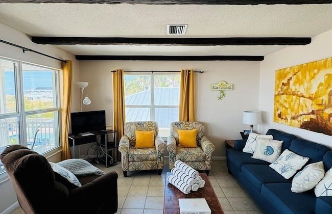 763 North Shore Upstairs 3 Bedroom Apts by RedAwning - Foto 9