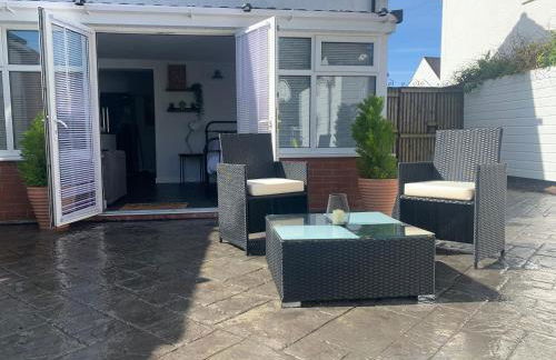 The Little Lodge - seaside town of Penarth nr Cardiff - Photo 1