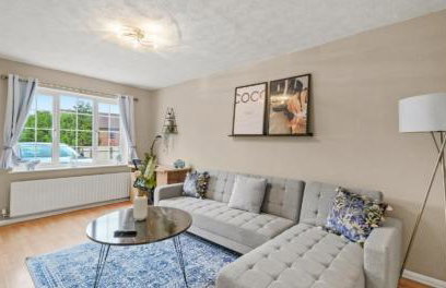 Spacious 3-Bed Home Near M1, Sky TV & Netflix Included 2x Parking Spaces Garden Fast Wifi Contractors Travellers Relocators Leisure Welcome - Foto 1