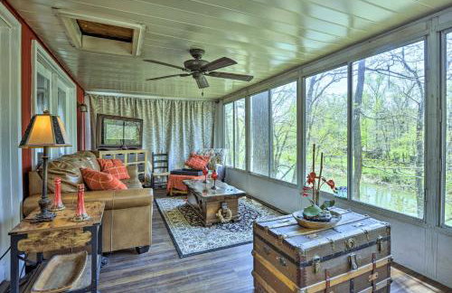 Cozy Cabin with Sunroom and Cacapon River Access! - Foto 19
