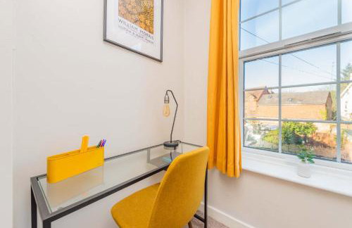 Central Townhouse Wolverhampton - Sleeps 8 - Ideal for Contractors & Families - Foto 16