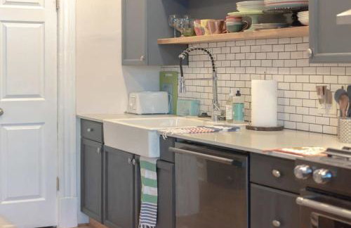 2BR with Workspaces & Deck ABODEbucks - Foto 28