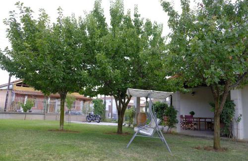 Vintage Garden House - Photo 27