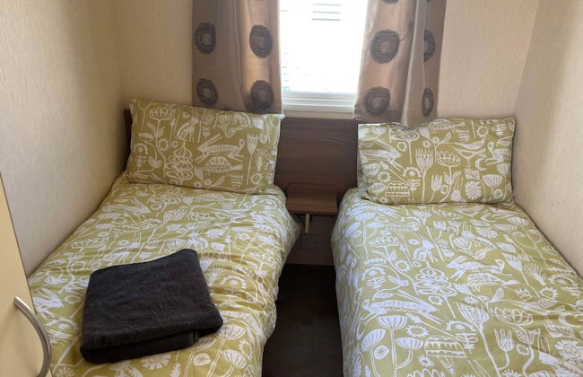 Super 3 Bedroom Pet Friendly Caravan With Decking - Photo 3