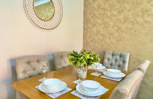 Stylish City Apartment with Free Parking near Town - Foto 8