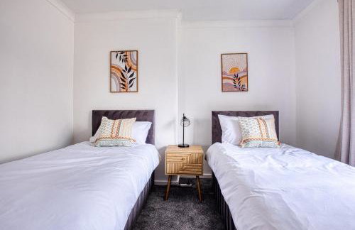 Westhoughton 3 Bedroom House - Free Parking - Photo 15