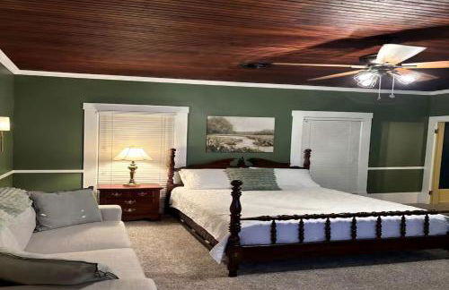 Classic Lakeside Estate Stay with Cozy Living Spaces & Outdoor Adventures in Kuttawa, Kentucky - Foto 11