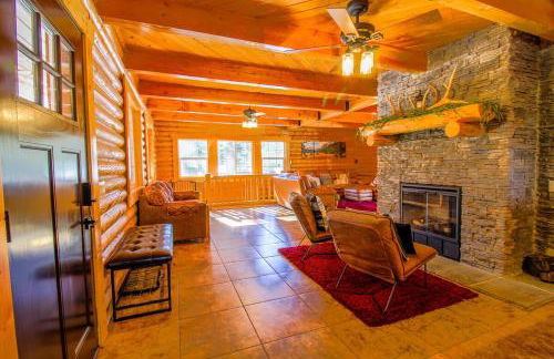 Backwoods Bonanza - Big Cabin With Hot Tub! - Foto 11