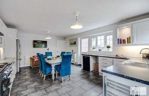 Silver Stag Properties Large 4 bed Property - Photo 17