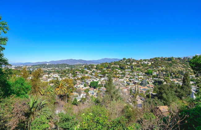 Scenic Retreat With Deck Stunning Views in LA - Foto 11