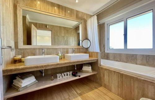 Villa Amorio a spacious modern getaway with a private heated pool & Sea Views - Foto 25